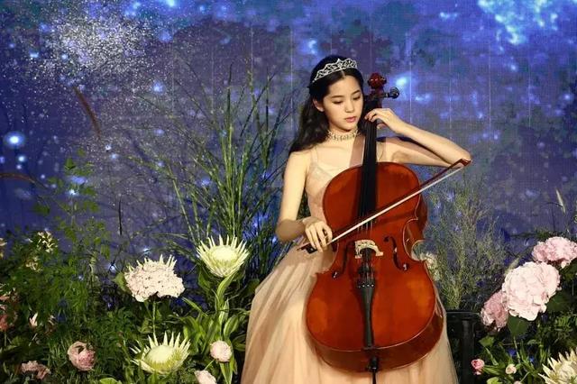 歐陽娜娜ins被陳冠希「瘋狂」點讃！兩人相差20歲卻相見恨晚，讓所有人羨慕！