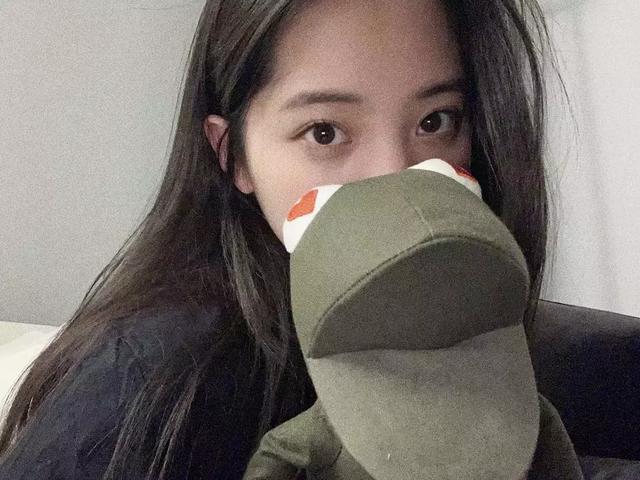 歐陽娜娜ins被陳冠希「瘋狂」點讃！兩人相差20歲卻相見恨晚，讓所有人羨慕！