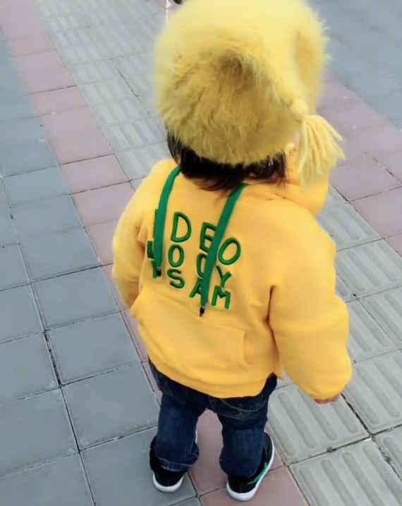 爸爸給女兒「反穿衣服」上街，轉身那一刻，網友大讚：爸爸的智商確實高！