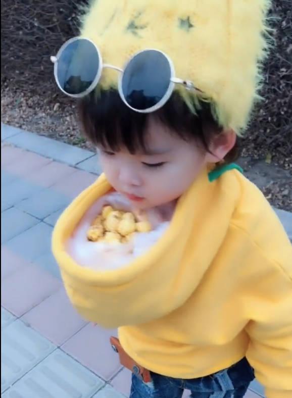 爸爸給女兒「反穿衣服」上街，轉身那一刻，網友大讚：爸爸的智商確實高！