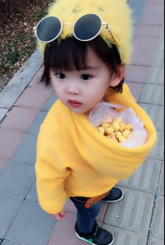 爸爸給女兒「反穿衣服」上街，轉身那一刻，網友大讚：爸爸的智商確實高！