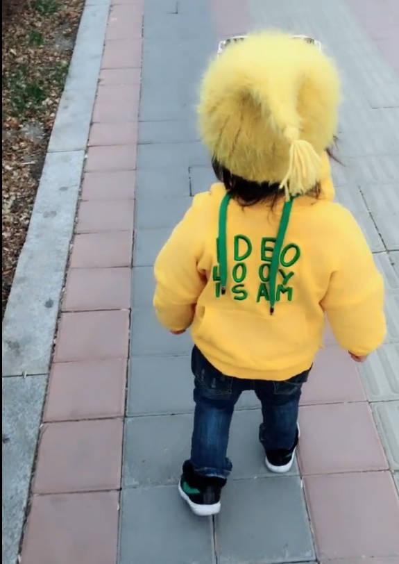 爸爸給女兒「反穿衣服」上街，轉身那一刻，網友大讚：爸爸的智商確實高！