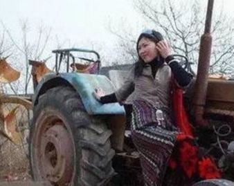 大姐開拖拉機去買車，被美女銷售趕了出來，次日大姐又來了，整個車行都呆了！