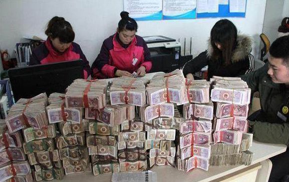 大姐開拖拉機去買車，被美女銷售趕了出來，次日大姐又來了，整個車行都呆了！