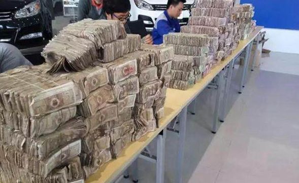 大姐開拖拉機去買車，被美女銷售趕了出來，次日大姐又來了，整個車行都呆了！