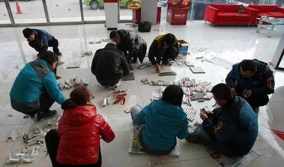 大姐開拖拉機去買車，被美女銷售趕了出來，次日大姐又來了，整個車行都呆了！