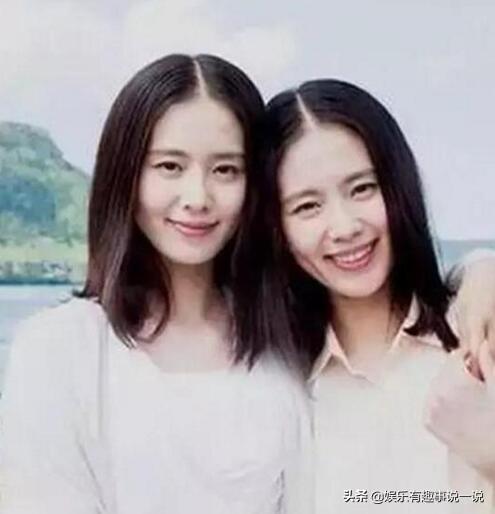 明星與替身的合影！周潤發妻片場探班「當場認錯人」　林志玲與替身合影「笑容如同雙胞胎」