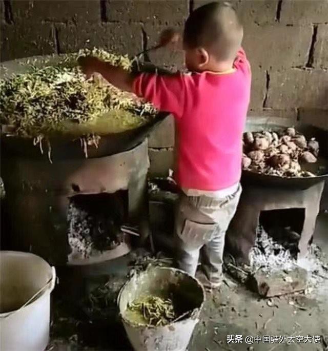 9歲男孩每天上學遲到，老師批評幾次沒用，家訪看到場景淚奔