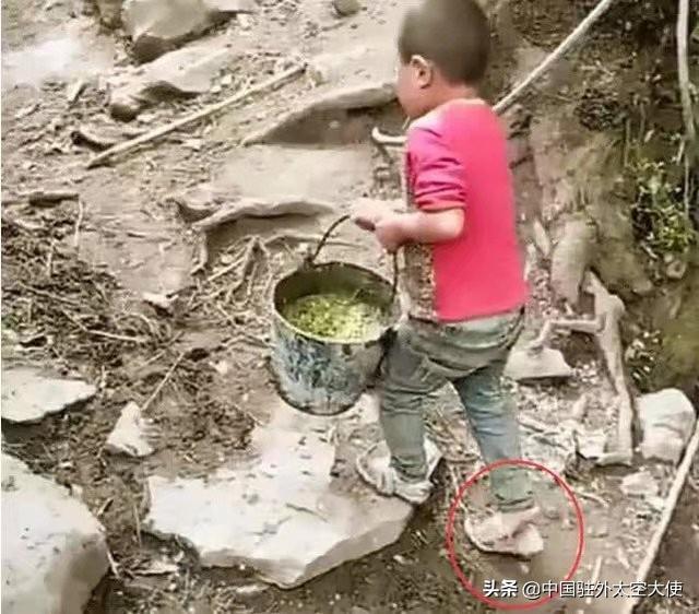 9歲男孩每天上學遲到，老師批評幾次沒用，家訪看到場景淚奔