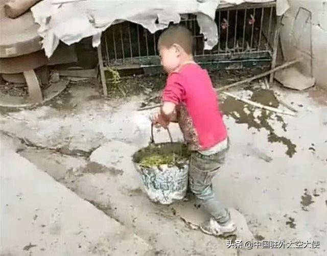 9歲男孩每天上學遲到，老師批評幾次沒用，家訪看到場景淚奔