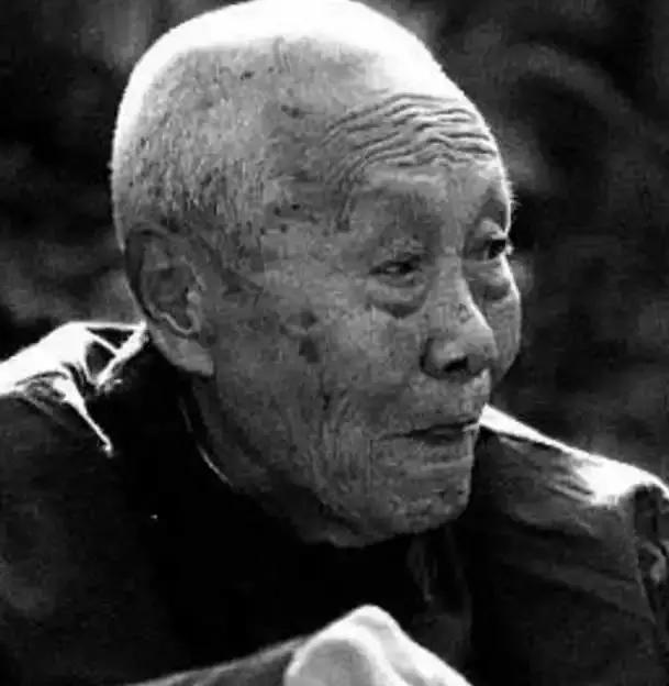 中國最後一個太監回憶皇宮：跪著伺候主子，娘娘洗澡從不親自動手！