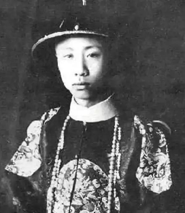 中國最後一個太監回憶皇宮：跪著伺候主子，娘娘洗澡從不親自動手！