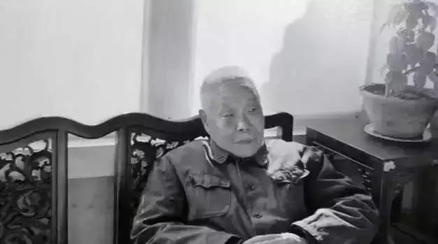 中國最後一個太監回憶皇宮：跪著伺候主子，娘娘洗澡從不親自動手！