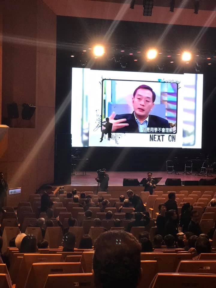 嚴凱泰追思會落幕！ 1400位好友齊聚政商雲集哽咽：「他還在」  妻子親自錄唱緬懷摯愛