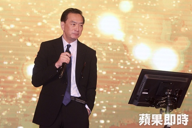 嚴凱泰追思會落幕！ 1400位好友齊聚政商雲集哽咽：「他還在」  妻子親自錄唱緬懷摯愛