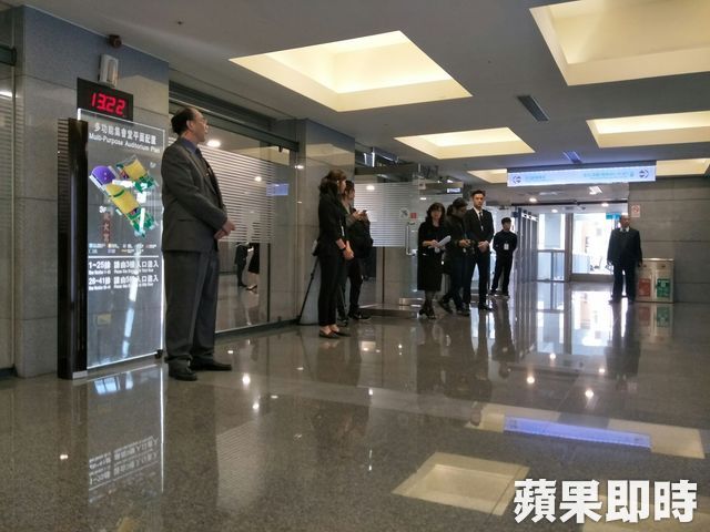 嚴凱泰追思會落幕！ 1400位好友齊聚政商雲集哽咽：「他還在」  妻子親自錄唱緬懷摯愛