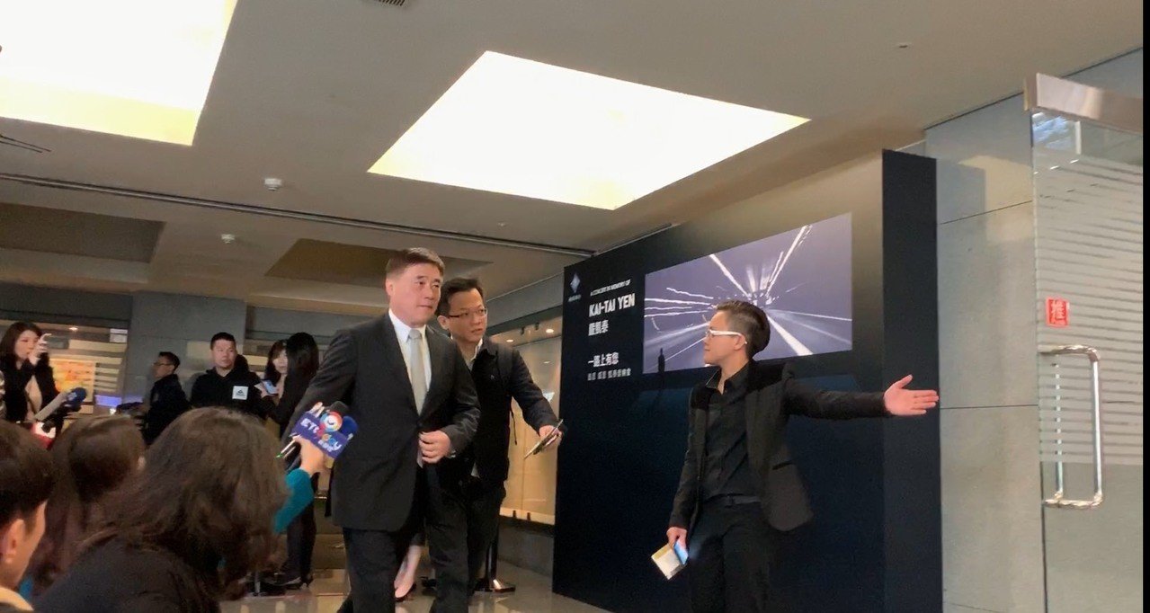 嚴凱泰追思會落幕！ 1400位好友齊聚政商雲集哽咽：「他還在」  妻子親自錄唱緬懷摯愛