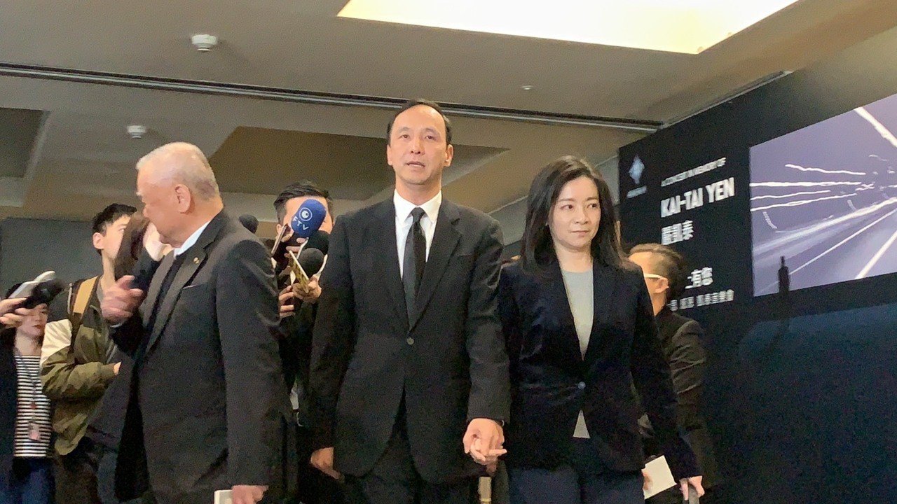 嚴凱泰追思會落幕！ 1400位好友齊聚政商雲集哽咽：「他還在」  妻子親自錄唱緬懷摯愛