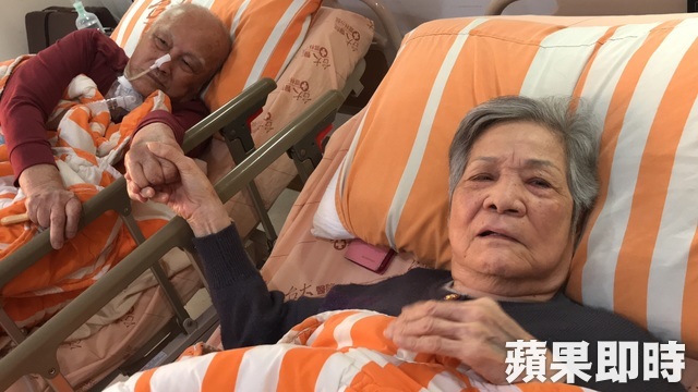 相愛77年「住院不捨分開」！醫護感動喬出病房 「9旬嬤緊握阿公手」淚流：不想看到他受苦