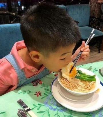 母親帶兒子吃早餐忘記付錢，攤販心軟沒追出去討要，竟因此救了自己的女兒一命！