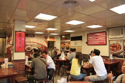 母親帶兒子吃早餐忘記付錢，攤販心軟沒追出去討要，竟因此救了自己的女兒一命！