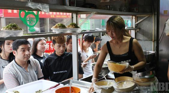 母親帶兒子吃早餐忘記付錢，攤販心軟沒追出去討要，竟因此救了自己的女兒一命！