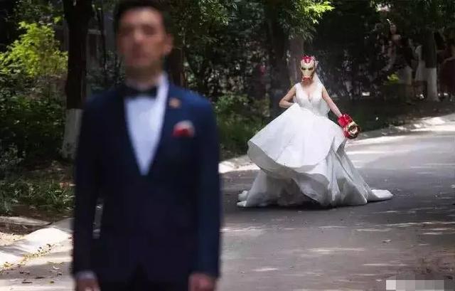 結婚半年，漂亮妻子從不洗頭，老公受不了味，強制幫她洗，剛洗上丈夫就傻了
