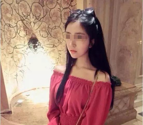 結婚半年，漂亮妻子從不洗頭，老公受不了味，強制幫她洗，剛洗上丈夫就傻了