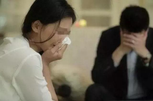 結婚半年，漂亮妻子從不洗頭，老公受不了味，強制幫她洗，剛洗上丈夫就傻了