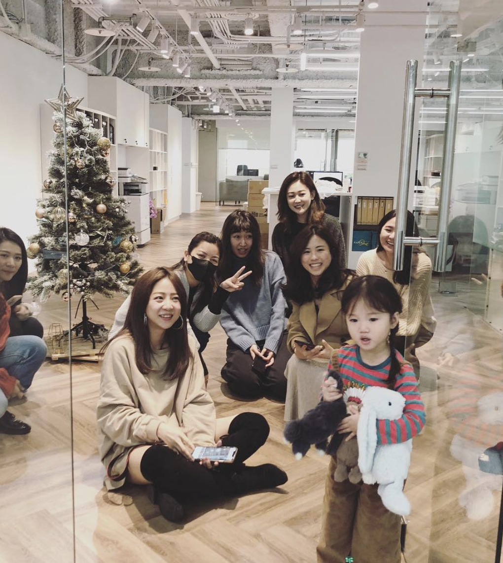 老公兒子出國了！隋棠「帶2歲女兒上班」萌翻員工　乖巧小動作「曝完美家教」網讚爆：這超重要