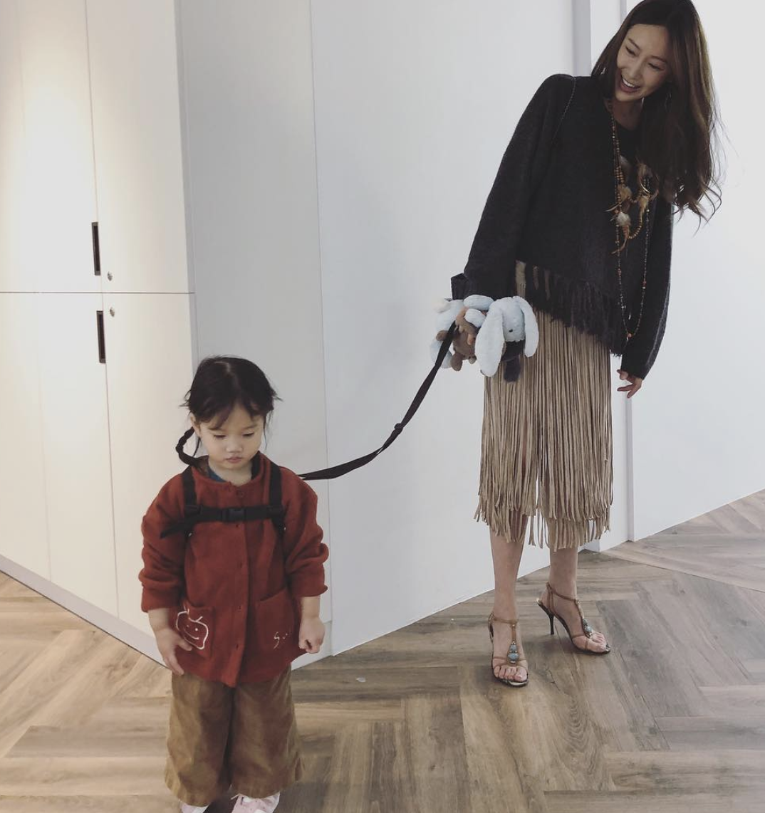 老公兒子出國了！隋棠「帶2歲女兒上班」萌翻員工　乖巧小動作「曝完美家教」網讚爆：這超重要