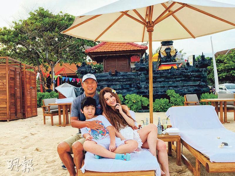 52歲溫碧霞近照曝光！「結婚18年」領養一子恩愛如初  為陪家人「少賺7位數」暖喊：是無價之寶