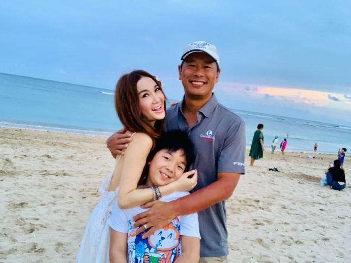 52歲溫碧霞近照曝光！「結婚18年」領養一子恩愛如初  為陪家人「少賺7位數」暖喊：是無價之寶