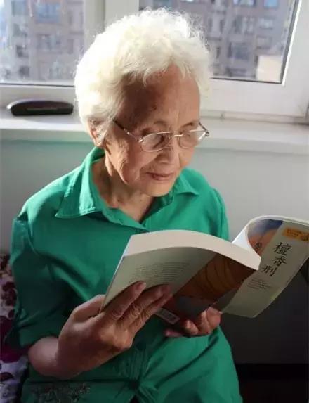 她不只是家庭主婦！「 60歲才識字」76歲成作家  辛苦一生終於「能為理想活」：沒有什麼是太晚的