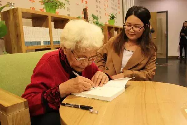 她不只是家庭主婦！「 60歲才識字」76歲成作家  辛苦一生終於「能為理想活」：沒有什麼是太晚的