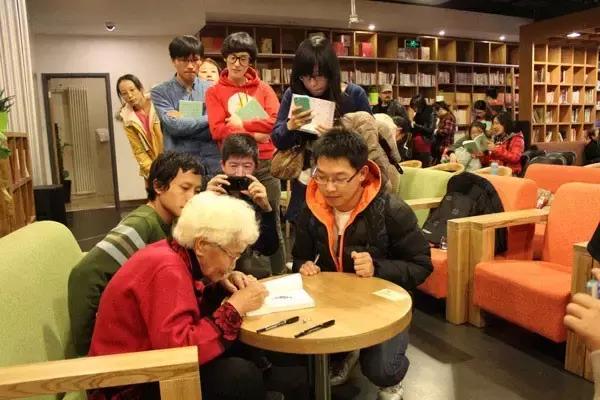 她不只是家庭主婦！「 60歲才識字」76歲成作家  辛苦一生終於「能為理想活」：沒有什麼是太晚的