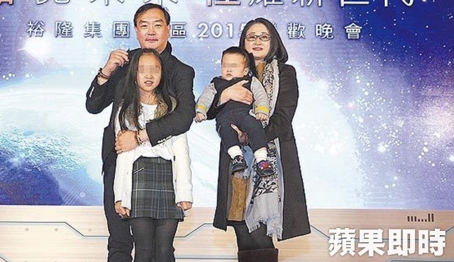 嚴凱泰遺孀開工團拜「責無旁貸扛起集團」　兒女也現身「整個人全變了」網友超心疼