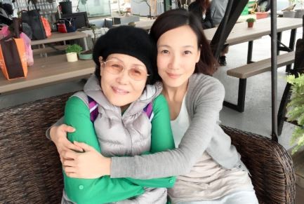 張本渝6旬父中風超黏妻  她「心疼母辛苦」帶出國散心 每年生日「向雙親磕頭」謝養育恩 