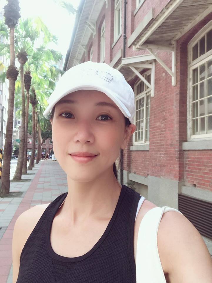 張本渝6旬父中風超黏妻  她「心疼母辛苦」帶出國散心 每年生日「向雙親磕頭」謝養育恩 
