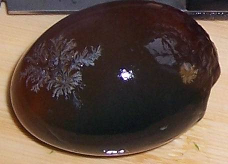 她剝完皮蛋「上頭佈滿白色雪花紋」以為壞掉了!內行人一看發現「皮蛋界的LV」尖叫:妳買到極品