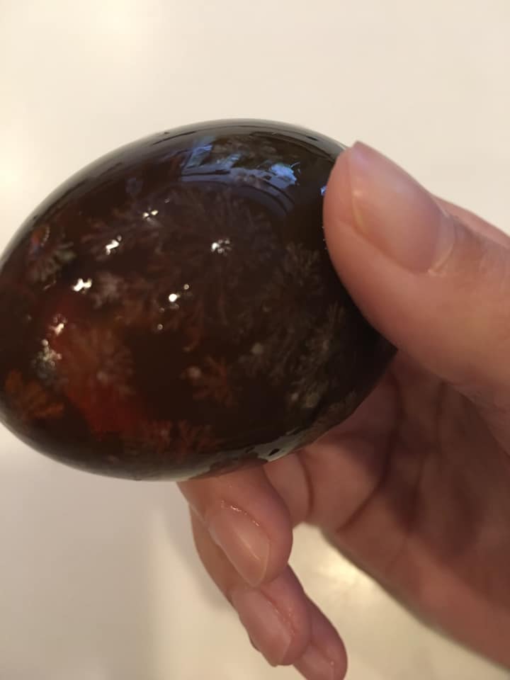 她剝完皮蛋「上頭佈滿白色雪花紋」以為壞掉了!內行人一看發現「皮蛋界的LV」尖叫:妳買到極品