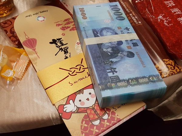 吃尾牙第一道菜「超壯觀鈔票磚」端上桌！她嗨翻PO網「每人拿1疊」拿近看秒笑翻：害我差點辭職