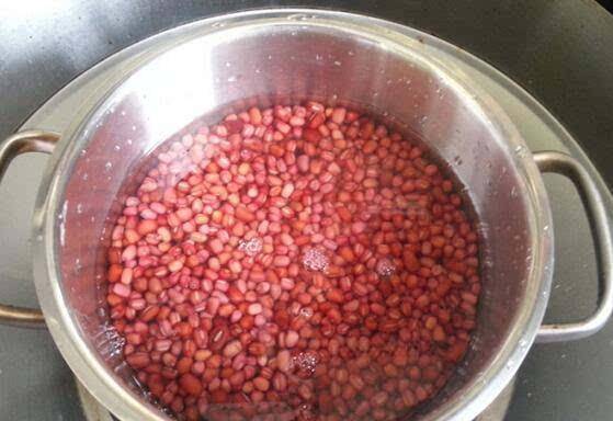 「紅豆過硬不易煮爛」教你一個小竅門「10分鐘煮爛開花」老媽快速煮紅豆秘訣，分享給大家