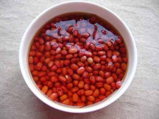 「紅豆過硬不易煮爛」教你一個小竅門「10分鐘煮爛開花」老媽快速煮紅豆秘訣，分享給大家