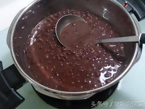 「紅豆過硬不易煮爛」教你一個小竅門「10分鐘煮爛開花」老媽快速煮紅豆秘訣，分享給大家
