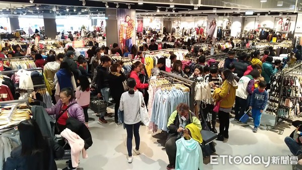 連續10年！NET封館「讓家扶兒免費挑衣服」　10年捐上億弱勢母落淚：「女兒第1次穿新衣」