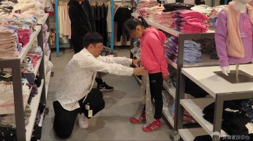 連續10年！NET封館「讓家扶兒免費挑衣服」　10年捐上億弱勢母落淚：「女兒第1次穿新衣」