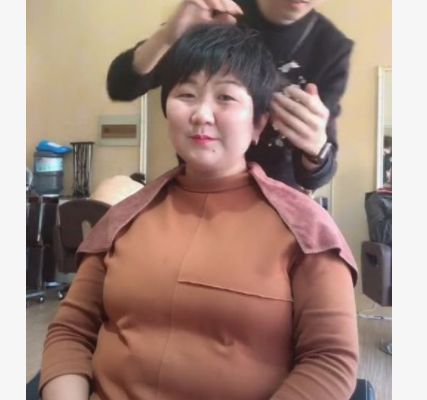 胖大姐為過年去剪髮，要求做一個「能夠瘦臉的髮型」，成品出來後大姐自己都驚了！
