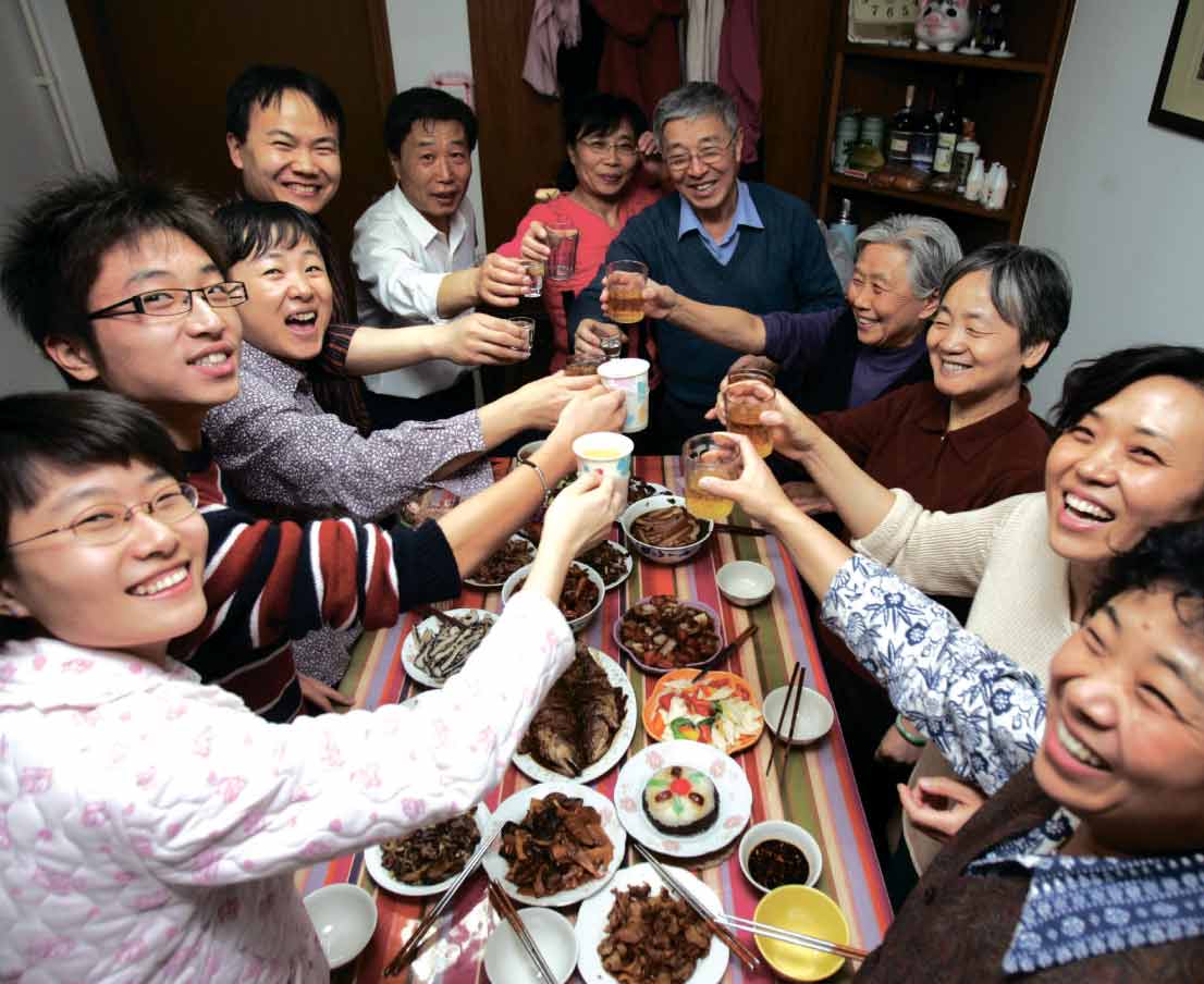 圍爐最怕這款親戚！小氣姨丈「裝大方塞500加菜」  外婆看一眼「用台語嗆爆」：哇謀架逆口憐