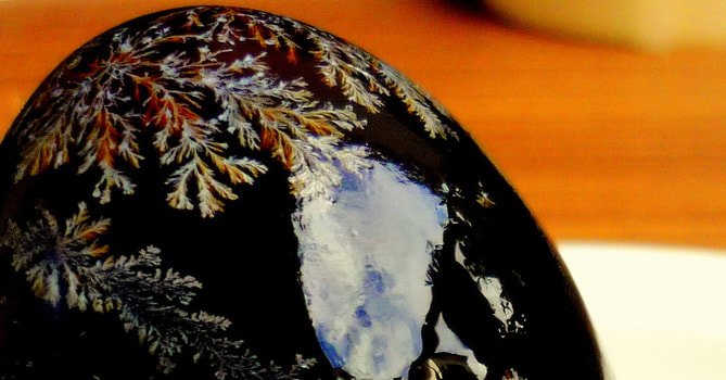 她剝完皮蛋「上頭佈滿白色雪花紋」以為壞掉了!內行人一看發現「皮蛋界的LV」尖叫:妳買到極品